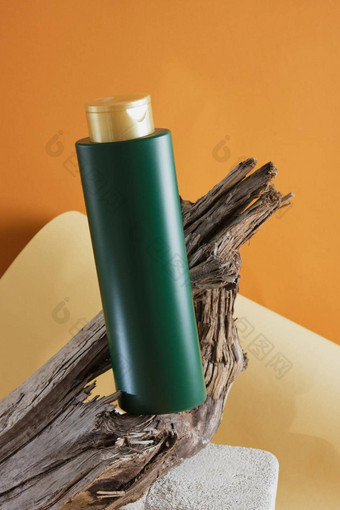 绿色瓶洗发水头发乳香混凝土讲台上木浮木背景棕色（的）背景