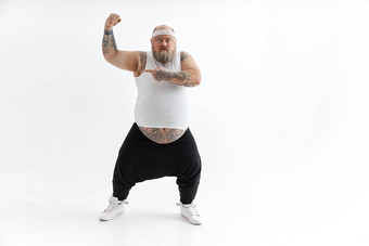 快乐脂肪男人。大肚子塔托斯体育穿摆姿势白色背景