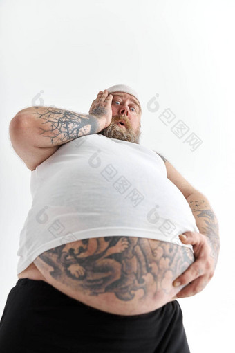脂肪男人。大肚子塔托斯体育穿持有胃震惊了情感
