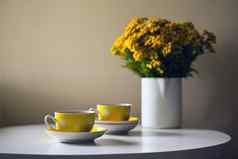 古董揭穿相对论黄色的虚线复古的杯黄色的菊花花白色表格