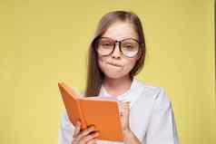 女学生教科书手学习童年黄色的背景