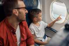 好奇的男孩窗口旅行飞机父亲