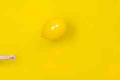 女手持有飞行黄色的气球聚会，派对现在概念黄色的气球手孤立的黄色的使用单色横幅复制空间