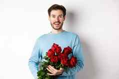 浪漫的的男朋友带美丽的花束红色的玫瑰情人节一天日期女朋友爱站充满激情的白色背景