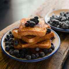 烤面包bluberries法国烤面包浆果蓝莓草莓酱汁传统的甜蜜的甜点面包蛋牛奶早....烘焙食物