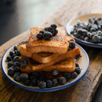 烤面包bluberries法国烤面包浆果蓝莓草莓酱汁传统的甜蜜的甜点面包蛋<strong>牛奶</strong>早....<strong>烘焙</strong>食物