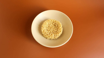 生干即时面条深陶瓷米色汤碗棕色（的）背景意大利面准备对于沸腾水等待分钟复制空间