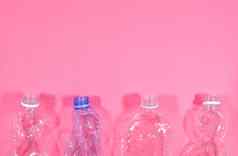 塑料瓶孤立的粉红色的背景回收浪费管理概念塑料宠物瓶
