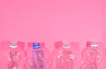 塑料瓶孤立的粉红色的背景回收浪费管理概念塑料宠物瓶