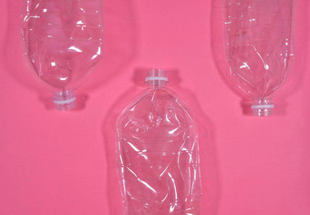 塑料瓶孤立的<strong>粉</strong>红色的背景回收浪费管理概念塑料<strong>宠</strong>物瓶