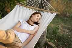 女人睡觉吊床在户外休闲生活方式