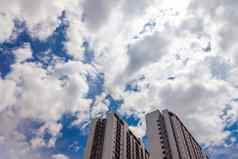 向上视图现代混凝土公寓建筑美丽的蓝色的天空云