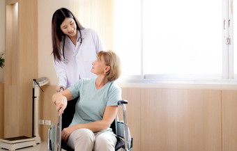 医生女人鼓励护理病人高级坐着轮椅医院医生友好的上了年纪的诊断疾病疾病健康护理在室内医疗概念