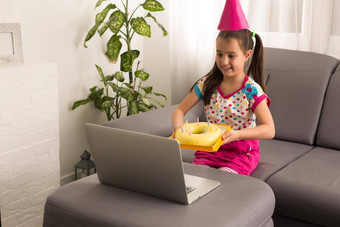 孩子们虚拟生日聚会，派对蛋糕在线朋友视频会议数字电话在线会议女孩庆祝生日在线检疫时间