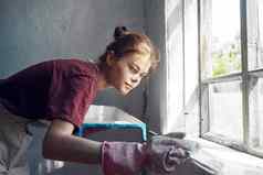 女人刷油漆窗口窗台上首页窗口室内改造