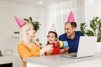 快乐家庭庆祝生日互联网检疫时间self-isolation家庭值在线生日聚会，派对