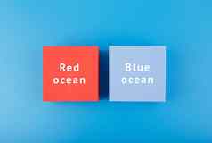 市场营销红色的海洋蓝色的海洋概念平躺关闭