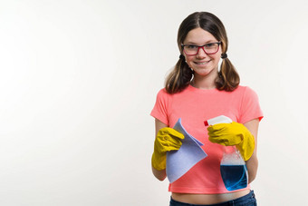 清洁一天春天清理做家务概念女孩少年黄色的手套破布喷雾洗涤剂
