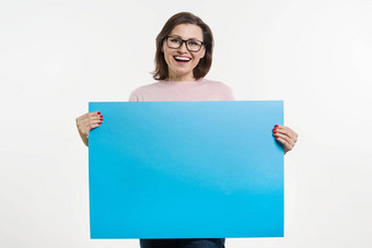 微笑中间岁的女人蓝色的表广告牌