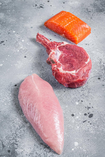 集生肉牛排大马哈鱼牛肉小牛肉火鸡厨房表格灰色的背景前视图