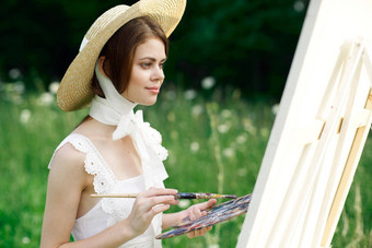 女人艺术家视图油漆调色板吸引了<strong>图片</strong>自然