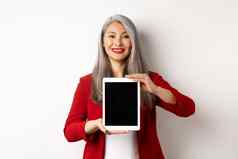 业务骄傲亚洲女经理显示空白数字平板电脑屏幕微笑展示促销站白色背景
