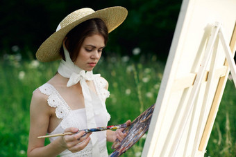 女人艺术家视图油漆调色板吸引了图片自然
