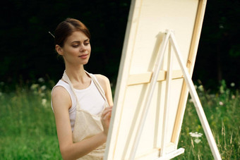 女人艺术家油漆图片画架在户外景观有创意的