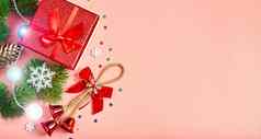 圣诞节粉红色的背景礼物盒子装饰冷杉分支机构
