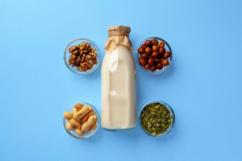 蔬菜牛奶概念牛奶瓶碗谷物蓝色的背景前视图