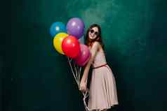 快乐的女人色彩斑斓的气球假期有趣的