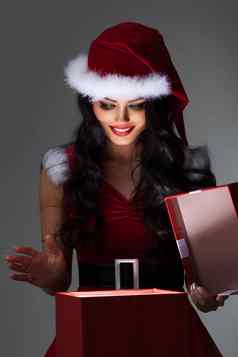 女人圣诞老人他开放礼物盒子
