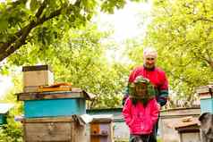 有经验的养蜂人祖父教（外）孙女有爱心的蜜蜂养蜂概念转移经验