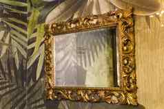 奢侈品古董镜子黄金框架墙孤立的内部