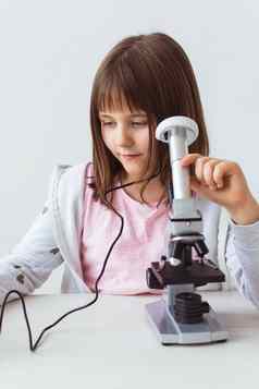 女学生显微镜科学类技术教训孩子们概念