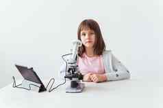 孩子女孩科学类数字显微镜技术孩子们学习概念