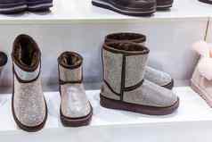 银ugg商店窗口女冬天温暖的鞋子冬天衣服时尚冷季节概念