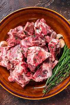生羊肉肉丁菜炖牛肉炖肉骨乡村板黑暗背景前视图