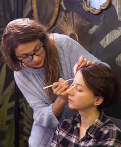 专业化妆艺术家进行主类改善技能初学者化妆艺术家美业务概念