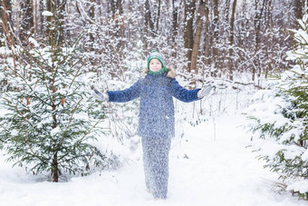 可爱的年轻的男孩戏剧雪有趣的微笑少年冬天公园活跃的生活方式冬天活动户外冬天游戏雪球