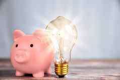 有创意的的想法储蓄钱业务金融概念闪亮的灯泡小猪银行复制空间