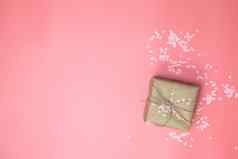 礼物盒子棕色（的）卡夫纸包围粉红色的雏菊平铺粉红色的背景春天快乐母亲一天情人节一天霍利迪概念前视图现代设计