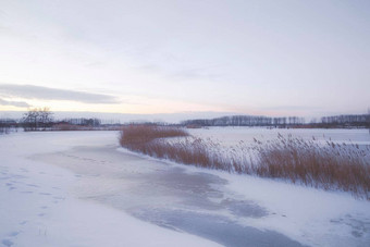 美丽的<strong>冬天</strong>景观日落雾雪覆盖<strong>农田</strong>河荷兰美丽的颜色自然