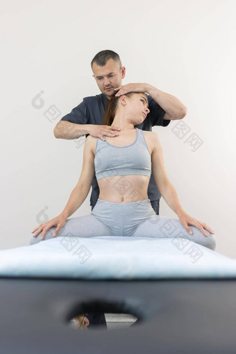 脊椎按摩疗<strong>法治</strong>疗年轻的女人坐着沙发上医生把头一边