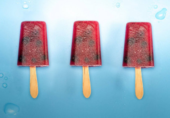 自制的蓝莓冰奶油<strong>冰棍</strong>蓝色的背景水滴冻水果汁复古的风格前视图夏天冰奶油食物概念