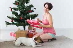 快乐女人狗开放圣诞节礼物圣诞节树礼物装饰生活房间