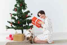 快乐女人狗开放圣诞节礼物圣诞节树礼物装饰生活房间
