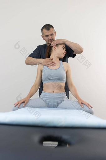 脊椎按摩疗<strong>法治</strong>疗年轻的女人坐着沙发上医生工作脖子