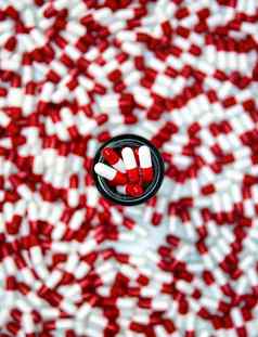 胶囊药片药物治疗维生素抗生素制药背景前视图色彩斑斓的白色红色的业务健康工业概念