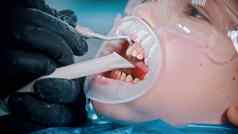 男孩婴儿牙齿清洁治疗牙科